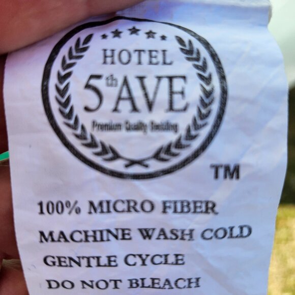 King/queen size comforter with matching pillow shams and bedskirt - Picture 14 of 15